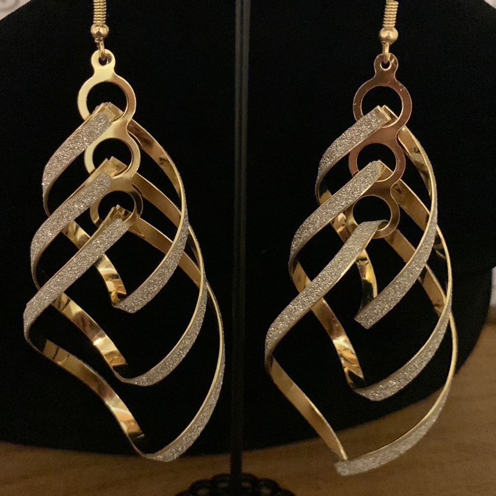 4/$20 NIP Golden Swirl Drop Earrings